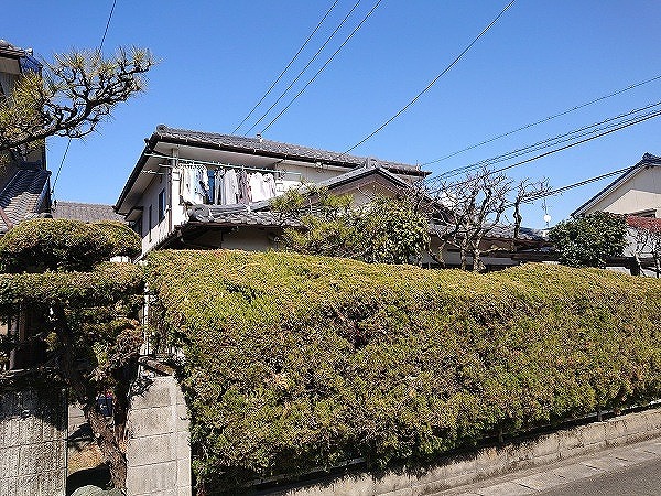 多治見市で漆喰が庭先に落ちた瓦屋根を調査し棟の剥がれや外壁の塗膜劣化を確認した現地調査